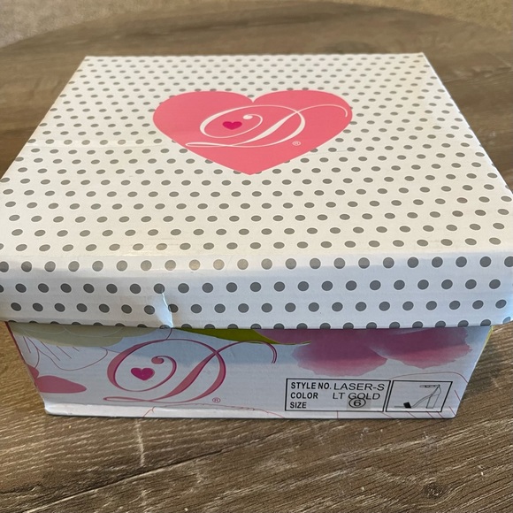 Gold heels size 6 MAKE OFFER - Picture 5 of 6